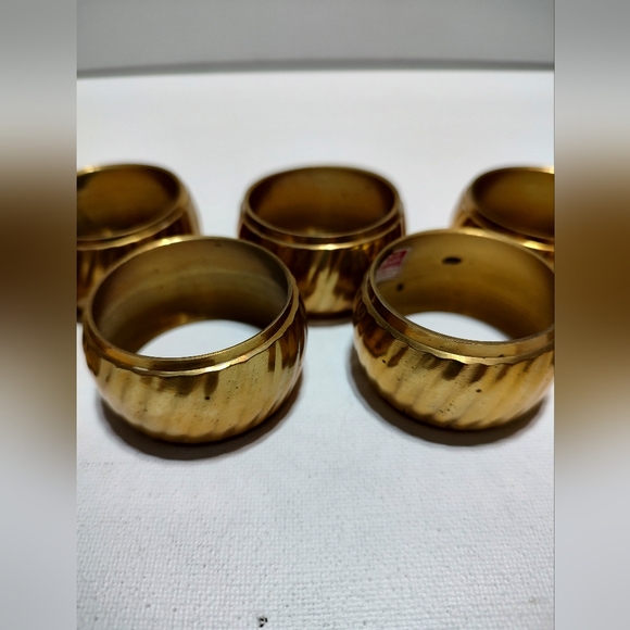 Brass ribbed napkin rings - Picture 7 of 10